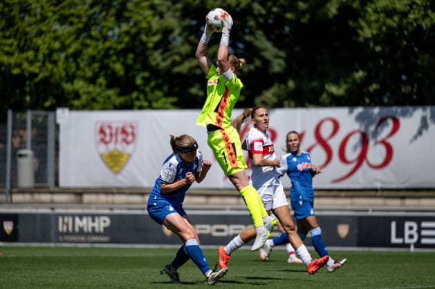08.08.2026, GER, Fussball, Frauen, Testspiel, Saison 2026 2027, VfB Stuttgart vs TSG 1899 Hoffenheim Laura Dick ( Hoffenheim, 01 ) am Ball vor Wielle Douma ( Hoffenheim, 13 ), Stuttgart Robert-Schlienz-Stadion Baden-Württemberg Deutschland *** August 8, 2026, GER, Soccer, Women, Friendly, 2026–2027 Season, VfB Stuttgart vs. TSG 1899 Hoffenheim; Laura Dick (Hoffenheim), 01, with the ball ahead of Wielle Douma (Hoffenheim), 13; Stuttgart; Robert Schlienz Stadium; Baden-Württemberg; Germany Copyright: xNordphoto Memmlerx