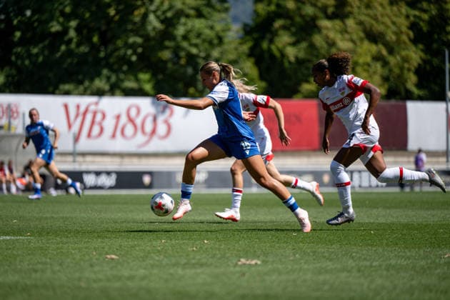 08.08.2026, GER, Fussball, Frauen, Testspiel, Saison 2026 2027, VfB Stuttgart vs TSG 1899 Hoffenheim Martine Trollsas Fenger ( Hoffenheim, 15 ) am Ball, dahinter Katana Ameorfina Norman ( VfB Stuttgart, 24 ), Stuttgart Robert-Schlienz-Stadion Baden-Württemberg Deutschland *** August 8, 2026, GER, Soccer, Women, Friendly, 2026–2027 Season, VfB Stuttgart vs. TSG 1899 Hoffenheim: Martine Trollsas Fenger (Hoffenheim), No. 15, with the ball; behind her, Katana Ameorfina Norman (VfB Stuttgart), No. 24; Robert Schlienz Stadium, Stuttgart, Baden-Württemberg, Germany Copyright: xNordphoto Memmlerx
