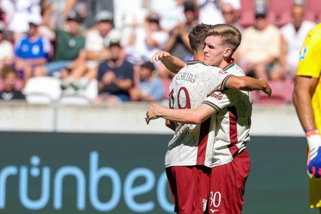 Torjubel von Robin Fellhauer 19 (FC Augsburg), Anton Kade 30 (FC Augsburg) zum Ausgleich 2:2, FC Augsburg vs. US Sassuolo Calcio, Fussball, 1. Bundesliga, Testspiel, Saison 2026 27, 08.08.2026 Augsburg Bayern Deutschland *** Goal celebration by Robin Fellhauer (19, FC Augsburg) and Anton Kade (30, FC Augsburg) after the equalizer (2–2), FC Augsburg vs. US Sassuolo Calcio, Soccer, Bundesliga 1, Friendly, 2026–27 Season, August 8, 2026, Augsburg, Bavaria, Germany Copyright: xkolbert-press ChristianxKolbertx
