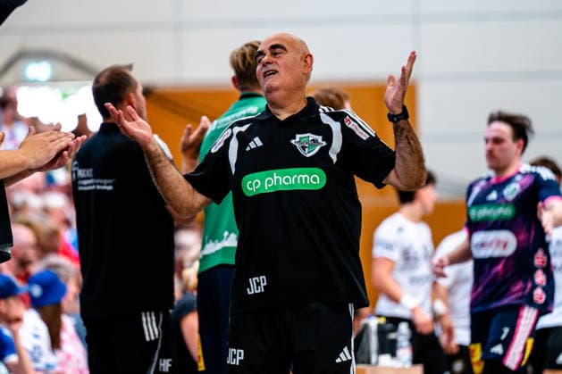 08.08.2026, xdobgx, Handball Heide-Cup 2026, TSV Hannover-Burgdorf - Provence Aix v.l. Juan Carlos Pastor (TSV Hannover-Burgdorf, Trainer) Reklamiert, beschwert sich, schimpft, complains Schneverdingen *** August 8, 2026, xdobgx, 2026 Heide Cup Handball Tournament, TSV Hannover Burgdorf vs. Provence Aix-la-Juan Carlos Pastor, TSV Hannover Burgdorf, Coach protests, complains, rants, Schneverdingen