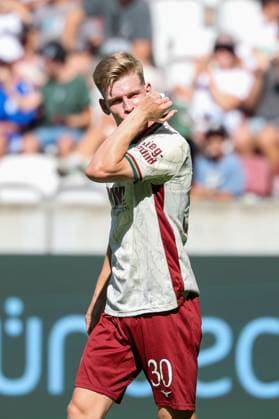 Torjubel von Anton Kade 30 (FC Augsburg) zum Ausgleich 2:2, FC Augsburg vs. US Sassuolo Calcio, Fussball, 1. Bundesliga, Testspiel, Saison 2026 27, 08.08.2026 Augsburg Bayern Deutschland *** Anton Kade of FC Augsburg celebrates his goal to tie the game at 2–2, FC Augsburg vs. US Sassuolo Calcio, Soccer, Bundesliga 1, Friendly Match, 2026–27 Season, August 8, 2026, Augsburg, Bavaria, Germany Copyright: xkolbert-press ChristianxKolbertx