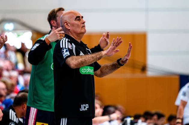 08.08.2026, xdobgx, Handball Heide-Cup 2026, TSV Hannover-Burgdorf - Provence Aix v.l. Juan Carlos Pastor (TSV Hannover-Burgdorf, Trainer) gibt Anweisungen, gestikuliert mit den Armen, gesticulate, gives instructions Schneverdingen *** August 8, 2026, xdobgx, 2026 Heide Cup Handball Tournament, TSV Hannover Burgdorf vs. Provence Aix-la-Juan Carlos Pastor, TSV Hannover Burgdorf, coach gives instructions, gesturing with his arms, gesticulate, gives instructions, Schneverdingen
