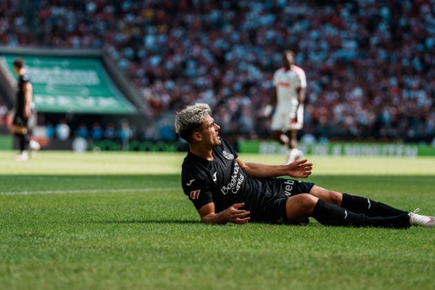 Fußball - Bundesliga, Testspiel, Saisoneröffnung 2026 2027: 1. FC Köln vs. Real Sociedad San Sebastian (Rheinenergiestadion Köln Müngersdorf), Ander Barrenetxea (Real Sociedad San Sebastian, 7) nach Foul, Schuh verloren, Beschert sich *** German Bundesliga, Friendly Match, 2026–2027 Season Opener: 1. FC Köln vs. Real Sociedad San Sebastián, Rheinenergiestadion, Cologne-Müngersdorf; Ander Barrenetxea (Real Sociedad San Sebastián), 7 (after a foul, lost his shoe, gave himself a gift) Copyright: xThiemoxRudolphx