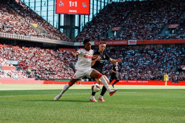 Fußball - Bundesliga, Testspiel, Saisoneröffnung 2026 2027: 1. FC Köln vs. Real Sociedad San Sebastian (Rheinenergiestadion Köln Müngersdorf), David Fürst David Furst (1. FC Köln, 49) Zweikampf gegen Benat Turrientes Benat Turrientes (Real Sociedad San Sebastian, 8) *** German Bundesliga, Friendly Match, 2026–2027 Season Opener: 1. FC Köln vs. Real Sociedad San Sebastián, Rheinenergiestadion, Cologne-Müngersdorf, David Fürst (David Furst), 1. FC Köln, 49, tackle against Benat Turrientes (Real Sociedad San Sebastián), 8 Copyright: xThiemoxRudolphx