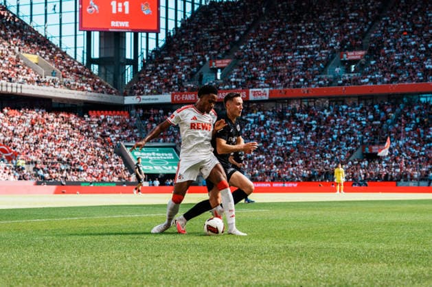 Fußball - Bundesliga, Testspiel, Saisoneröffnung 2026 2027: 1. FC Köln vs. Real Sociedad San Sebastian (Rheinenergiestadion Köln Müngersdorf), David Fürst David Furst (1. FC Köln, 49) Zweikampf gegen Benat Turrientes Benat Turrientes (Real Sociedad San Sebastian, 8) *** German Bundesliga, Friendly Match, 2026–2027 Season Opener: 1. FC Köln vs. Real Sociedad San Sebastián, Rheinenergiestadion, Cologne-Müngersdorf, David Fürst (David Furst), 1. FC Köln, 49, tackle against Benat Turrientes (Real Sociedad San Sebastián), 8 Copyright: xThiemoxRudolphx