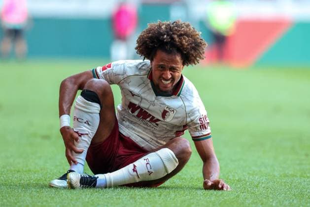 Han-Noah Massengo 4 (FC Augsburg) am Boden mit schmerzen im Gesicht, FC Augsburg vs. US Sassuolo Calcio, Fussball, 1. Bundesliga, Testspiel, Saison 2026 27, 08.08.2026 Augsburg Bayern Deutschland *** Han Noah Massengo 4 of FC Augsburg lies on the ground, grimacing in pain, FC Augsburg vs. US Sassuolo Calcio, Soccer, Bundesliga 1, Friendly Match, 2026–27 Season, August 8, 2026, Augsburg, Bavaria, Germany Copyright: xkolbert-press ChristianxKolbertx