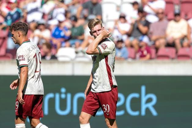 Torjubel von Robin Fellhauer 19 (FC Augsburg), Anton Kade 30 (FC Augsburg) zum Ausgleich 2:2, FC Augsburg vs. US Sassuolo Calcio, Fussball, 1. Bundesliga, Testspiel, Saison 2026 27, 08.08.2026 Augsburg Bayern Deutschland *** Goal celebration by Robin Fellhauer (19, FC Augsburg) and Anton Kade (30, FC Augsburg) after the equalizer (2–2), FC Augsburg vs. US Sassuolo Calcio, Soccer, Bundesliga 1, Friendly Match, 2026–27 Season, August 8, 2026, Augsburg, Bavaria, Germany Copyright: xkolbert-press ChristianxKolbertx