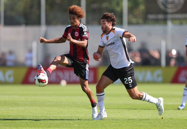 08.08.2026, Fussball Testspiel, Eintracht Frankfurt - Hull City, v.l., Jean-Matteo Bahoya (Eintracht Frankfurt), Matt Crooks (Hull City) DFL DFB REGULATIONS PROHIBIT ANY USE OF PHOTOGRAPHS AS IMAGE SEQUENCES AND OR QUASI-VIDEO. xdcx *** August 8, 2026, Soccer Friendly Match, Eintracht Frankfurt vs. Hull City, from left: Jean Matteo Bahoya (Eintracht Frankfurt), Matt Crooks (Hull City). DFL and DFB regulations prohibit any use of photographs as image sequences and or quasi-video. xdcx Copyright: HMBxMedia Claus