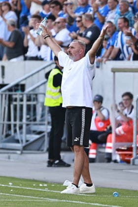 08.08.2026, xtvx, Fussball 2.Bundesliga, SV Darmstadt 98 - Holstein Kiel v.l. Trainer Tim Walter (Holstein Kiel) gibt Anweisungen, gestikuliert, mit den Armen gestikulieren gives instructions, gesticulates (DFL DFB REGULATIONS PROHIBIT ANY USE OF PHOTOGRAPHS as IMAGE SEQUENCES and or QUASI-VIDEO) Darmstadt *** August 8, 2026, xtvx, Soccer 2. Bundesliga, SV Darmstadt 98 vs. Holstein Kiel: Coach Tim Walter of Holstein Kiel gives instructions, gesticulates with his arms DFL DFB REGULATIONS PROHIBIT ANY USE OF PHOTOGRAPHS as IMAGE SEQUENCES and or QUASI-VIDEO Darmstadt