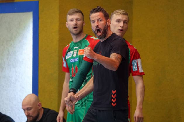 08.08.2026, xtgx, Handball Turnier, SC Magdeburg - SC DHfK Leipzig emspor, v.l. Bennet Wiegert (Magdeburg, Trainer) Jubel, Torjubel, jubelt ueber das Tor, celebrate the goal, celebration Lößnitz *** August 8, 2026, xtgx, Handball Tournament, SC Magdeburg vs. SC DHfK Leipzig emspor, from left: Bennet Wiegert (Magdeburg), coach celebrating, goal celebration, celebrating the goal, Lößnitz