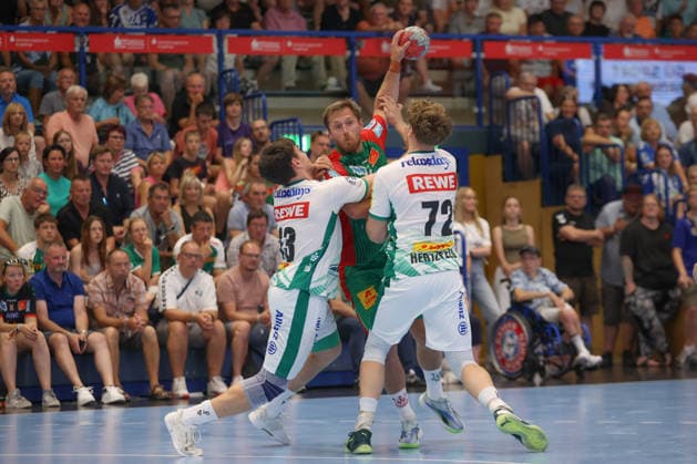 08.08.2026, xtgx, Handball Turnier, SC Magdeburg - SC DHfK Leipzig emspor, v.l. Matej Klima (Leipzig, 13), Albin Lagergren (Magdeburg, 21), Tim Hertzfeld (Leipzig, 72) Zweikampf, Duell, Kampf, tackle Lößnitz *** August 8, 2026, xtgx, handball tournament, SC Magdeburg vs. SC DHfK Leipzig emspor, from left: Matej Klima (Leipzig), 13, Albin Lagergren (Magdeburg), 21, Tim Hertzfeld (Leipzig), 72; one-on-one, duel, battle, tackle, Lößnitz