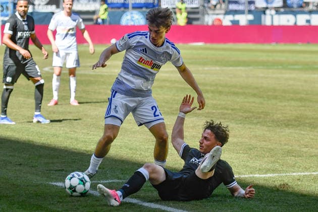 v. li. im Zweikampf Jan-Simon Symalla (Duisburg 23) Tobias Mißner Missner (Meppen 3) 08.08.2026 ¢ Fussball ¢ MSV Duisburg vs SV Meppen, Schauinsland-Reisen-Arena, Duisburg, DFB DFL REGULATIONS PROHIBIT ANY USE OF PHOTOGRAPHS AS IMAGE SEQUENCES AND OR QUASI-VIDEO NRW Germany *** From left: Jan Simon and Symalla (Duisburg 23) and Tobias Mißner (Meppen 3) in a one-on-one duel, August 8, 2026 ¢ Soccer ¢ MSV Duisburg vs. SV Meppen, Schauinsland Reisen Arena, Duisburg, DFB and DFL regulations prohibit any use of photographs as image sequences and or quasi-video. NRW, Germany Copyright: xpepphotox xSaschaxWeizx pep00321, pep_20260808_hm_52889