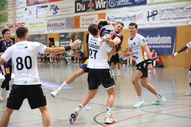 Nikoloz Kalandadze ( 27; PAUC Handball) blockt einen Wurf von Leif Tissier ( 7; TSV Hannover Burgdorf) in einem intensiven Zweikampf in der KGS-Sporthalle Schneverdingen. Hugo Brouzet ( 19; PAUC Handball) beobachtet die Szene aus dem Hintergrund, während rechts ein weiterer PAUC-Spieler ( 15) positioniert ist. Nikoloz Kalandadze ( 27; PAUC Handball) stoppt Hannover-Angreifer im Zweikampf *** Nikoloz Kalandadze, 27, of PAUC Handball, blocks a shot by Leif Tissier, 7, of TSV Hannover Burgdorf, in an intense one-on-one battle at the KGS Sports Hall in Schneverdingen. Hugo Brouzet, 19, of PAUC Handball, watches the action from the background, while another PAUC player, No. 15, is positioned on the right. Nikoloz Kalandadze, No. 27 of PAUC Handball, stops a Hannover attacker in a one-on-one duel. Copyright: xspeedshotx