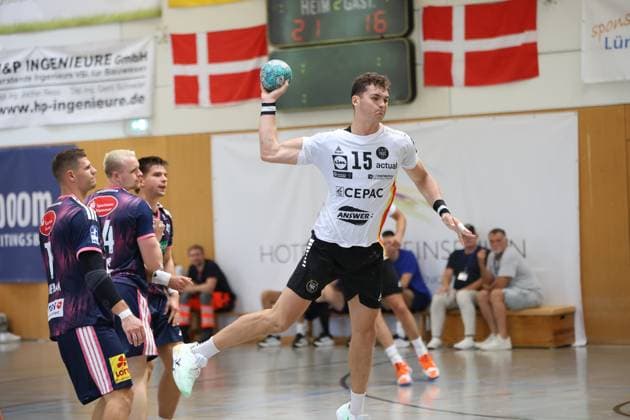 Robin Molinie ( 15; PAUC Handball) springt ab und zieht zum Wurf hoch, der Ball ist bereits in der Wurfhand. Im Hintergrund verfolgen mehrere Spieler von TSV Hannover Burgdorf die Aktion, die Anzeigetafel zeigt 21:16. Robin Molinie ( 15; PAUC Handball) beim Sprungwurf gegen TSV Hannover Burgdorf *** Robin Molinie 15 PAUC Handball jumps and rises to take a shot, the ball is already in his shooting hand. In the background, several players from TSV Hannover Burgdorf watch the action; the scoreboard reads 21–16. Robin Molinie, No. 15 for PAUC Handball, takes a jump shot against TSV Hannover Burgdorf. Copyright: xspeedshotx