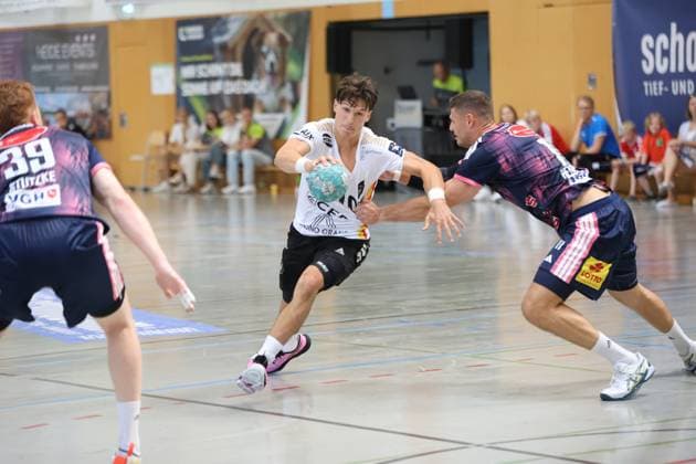 Eliott Desblancs ( 10; PAUC Handball) treibt den Ball durch die Abwehr des TSV Hannover-Burgdorf und setzt sich gegen einen Gegenspieler durch. Links im Bild ist Lukas Stutzke ( 39; TSV Hannover-Burgdorf) zu sehen. Eliott Desblancs ( 10; PAUC Handball) im Durchbruch gegen TSV Hannover-Burgdorf *** Eliott Desblancs (10, PAUC Handball) drives the ball through the TSV Hannover Burgdorf defense and beats an opponent. On the left in the picture is Lukas Stutzke (39, TSV Hannover Burgdorf). Eliott Desblancs (10, PAUC Handball) breaks through against TSV Hannover Burgdorf. Copyright: xspeedshotx