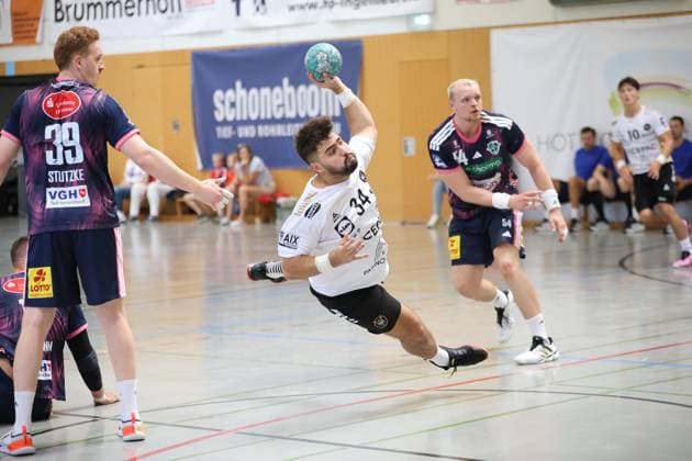 Paul-Louis Guiraudou ( 34; PAUC Handball) zieht im Sprung ab, während Lukas Stutzke ( 39; TSV Hannover Burgdorf) und Justus Fischer ( 54; TSV Hannover Burgdorf) die Abwehr organisieren. Die Szene findet in der KGS-Sporthalle in Schneverdingen statt. Paul-Louis Guiraudou ( 34; PAUC Handball) beim Sprungwurf gegen TSV Hannover Burgdorf *** Paul Louis Guiraudou, No. 34 of PAUC Handball, takes off for a jump shot, while Lukas Stutzke (39, TSV Hannover Burgdorf) and Justus Fischer (54, TSV Hannover Burgdorf) organize the defense. The scene takes place at the KGS Sports Hall in Schneverdingen. Paul Louis Guiraudou (34, PAUC Handball) takes a jump shot against TSV Hannover Burgdorf. Copyright: xspeedshotx