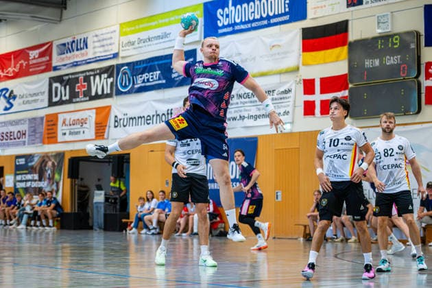 Justus Fischer (TSV Hannover-Burgdorf, Nr. 54) (v.l.), Pays d™Aix UC (weiß) gegen TSV Hannover-Burgdorf (blau) beim Internationalen Heide-Cup (08.08.2026,(Schneverdingen, GER), *** Justus Fischer, TSV Hannover Burgdorf, No. 54 (left), Pays d’Aix UC (white) vs. TSV Hannover Burgdorf (blue) at the International Heide Cup on August 8, 2026, in Schneverdingen, GER, Copyright: xJanxGuentherx xTSVxHannover-Burgdorfx