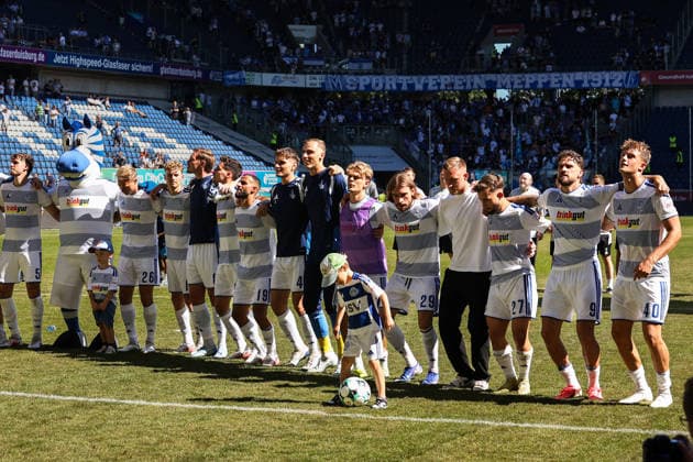 2026.08.08, xkwix, Fußball, 3. Liga, MSV Duisburg - SV Meppen, Schauinsland-Reisen-Arena, 1.Spieltag, Saison 2026 2027: Die Mannschaft jubelt und feiert den Sieg mit den Fans Arm in Arm DFB regulations prohibit any use of photographs as image sequences and or quasi-video. Photo: xKamilxWilkowskixPressefotoKochx Nordrhein-Westfalen Deutschland *** August 8, 2026, xkwix, Soccer, 3rd Division, MSV Duisburg vs. SV Meppen, Schauinsland Reisen Arena, Matchday 1, 2026–2027 Season. The team cheers and celebrates the victory with the fans, arm in arm. DFB regulations prohibit any use of photographs as image sequences and or quasi-video. Photo: xKamilxWilkowskixPressefotoKochx, North Rhine-Westphalia, Germany