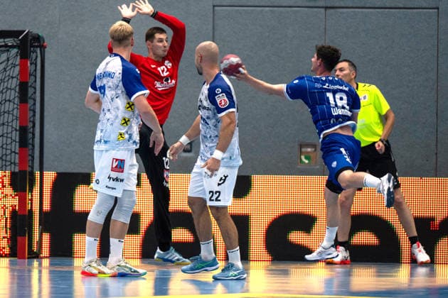 HANDBALL - ALPLA Sommercup HARD,AUSTRIA,08.AUG.26 - HANDBALL - ALPLA Sommercup, third place match, HC Hard vs TBV Lemgo Lippe. Image shows Jens Svane Peschardt, Lukas Gurskis, Dejan Babic (Hard) and Levin Wanner (Lemgo).  GEPAxpictures xOliverxLerch