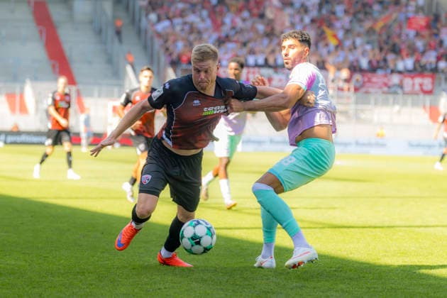 Ingolstadt, Deutschland 08. August 2026: 3. Liga - 2026 2027 - Sp. 1 - FC Ingolstadt 04 gegen FC Würzburger Kickers Im Bild: v. li. im Zweikampf Lars Lokotsch (FCI) und Ebrahim Farahnak (FWK) DFB DFL regulations prohibit any use of photographs as image sequences and or quasi-video Audi Sportpark Bayern *** Ingolstadt, Germany, August 8, 2026, 3rd League 2026–2027, Matchday 1: FC Ingolstadt 04 vs. FC Würzburger Kickers. Pictured from left, in a tackle: Lars Lokotsch (FCI) and Ebrahim Farahnak (FWK). DFB and DFL regulations prohibit any use of photographs as image sequences and or quasi-video Audi Sportpark Bayern Copyright: xFotostandx xSchäferx