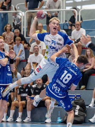 HANDBALL - ALPLA Sommercup HARD,AUSTRIA,08.AUG.26 - HANDBALL - ALPLA Sommercup, third place match, HC Hard vs TBV Lemgo Lippe. Image shows Mathias Sonne Domino (Hard) and Levin Wanner (Lemgo).  GEPAxpictures xOliverxLerch