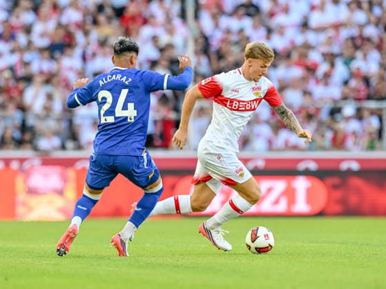 Charly Alcaraz (Everton FC) and Finn Jeltsch (VfB Stuttgart) battle for the ball during the during the pre-season friendly match between VfB Stuttgart and Everton at MHP Arena on August 8, 2026 in Stuttgart, Germany. (Photo by Harry Langer DeFodi Images) - *** Charly Alcaraz of Everton FC and Finn Jeltsch of VfB Stuttgart battle for the ball during the preseason friendly match between VfB Stuttgart and Everton at the MHP Arena on August 8, 2026, in Stuttgart, Germany. Photo by Harry Langer, DeFodi Images