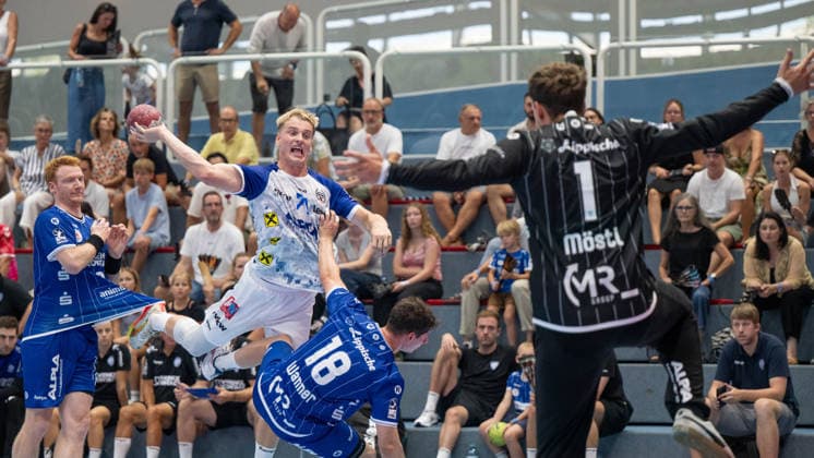HANDBALL - ALPLA Sommercup HARD,AUSTRIA,08.AUG.26 - HANDBALL - ALPLA Sommercup, third place match, HC Hard vs TBV Lemgo Lippe. Image shows Nicolai Theilinger (Lemgo), Mathias Sonne Domino (Hard), Levin Wanner and Constantin Moestl (Lemgo).  GEPAxpictures xOliverxLerch