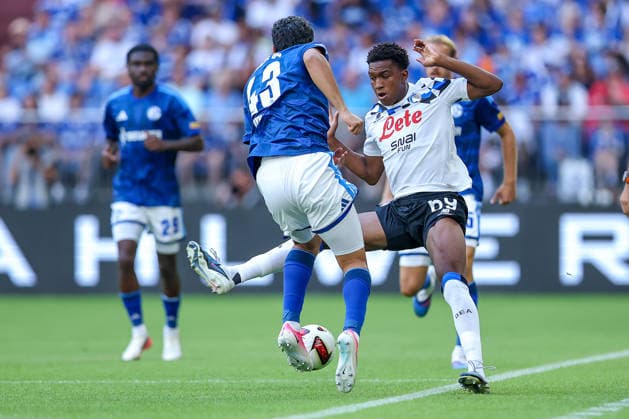 08.08.2026, Fußball, FC Schalke 04 - Atalanta Bergamo, Testspiel Freundschaftsspiel, Veltins-Arena Gelsenkirchen, Saison 2026 2027: Mertcan Ayhan (FC Schalke04 43) im Zweikampf gegen Honest Ahanor (Atalanta Bergamo 69) DFB regulations prohibit any use of photographs as image sequences and or quasi-video. Nordrhein-Westfalen Deutschland *** August 8, 2026, Soccer, FC Schalke 04 vs. Atalanta Bergamo, Friendly Match, Veltins Arena, Gelsenkirchen, 2026–2027 season: Mertcan Ayhan (FC Schalke 04, No. 43) in a tackle against Honest Ahanor (Atalanta Bergamo, No. 69). DFB regulations prohibit any use of photographs as image sequences and or quasi-video. North Rhine-Westphalia, Germany
