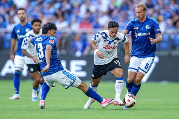 08.08.2026, Fußball, FC Schalke 04 - Atalanta Bergamo, Testspiel Freundschaftsspiel, Veltins-Arena Gelsenkirchen, Saison 2026 2027: Giacomo Raspadori (Atalanta Bergamo 18) im Zweikampf gegen Mertcan Ayhan (FC Schalke04 43) Timo Becker (FC Schalke04 05) DFB regulations prohibit any use of photographs as image sequences and or quasi-video. Nordrhein-Westfalen Deutschland *** August 8, 2026, Soccer, FC Schalke 04 vs. Atalanta Bergamo, Friendly Match, Veltins Arena, Gelsenkirchen, 2026–2027 season: Giacomo Raspadori (Atalanta Bergamo, No. 18) in a tackle against Mertcan Ayhan (FC Schalke 04, No. 43) and Timo Becker (FC Schalke 04, No. 05). DFB regulations prohibit any use of photographs as image sequences and or quasi-video. North Rhine-Westphalia, Germany