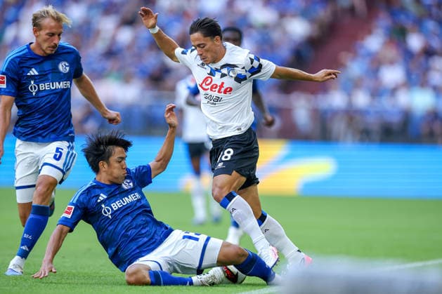 08.08.2026, Fußball, FC Schalke 04 - Atalanta Bergamo, Testspiel Freundschaftsspiel, Veltins-Arena Gelsenkirchen, Saison 2026 2027: Giacomo Raspadori (Atalanta Bergamo 18) im Zweikampf gegen Satoshi Tanaka (FC Schalke04 13) DFB regulations prohibit any use of photographs as image sequences and or quasi-video. Nordrhein-Westfalen Deutschland *** August 8, 2026, Soccer, FC Schalke 04 vs. Atalanta Bergamo, Friendly Match, Veltins Arena, Gelsenkirchen, 2026–2027 season: Giacomo Raspadori (Atalanta Bergamo, No. 18) in a tackle against Satoshi Tanaka (FC Schalke 04, No. 13). DFB regulations prohibit any use of photographs as image sequences and or quasi-video. North Rhine-Westphalia, Germany