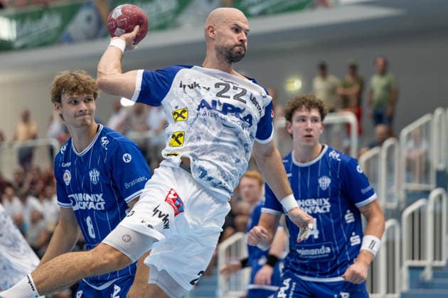 HANDBALL - ALPLA Sommercup HARD,AUSTRIA,08.AUG.26 - HANDBALL - ALPLA Sommercup, third place match, HC Hard vs TBV Lemgo Lippe. Image shows Moritz Sundermann (Lemgo), Dejan Babic (Hard) and Joel Willecke (Lemgo).  GEPAxpictures xOliverxLerch