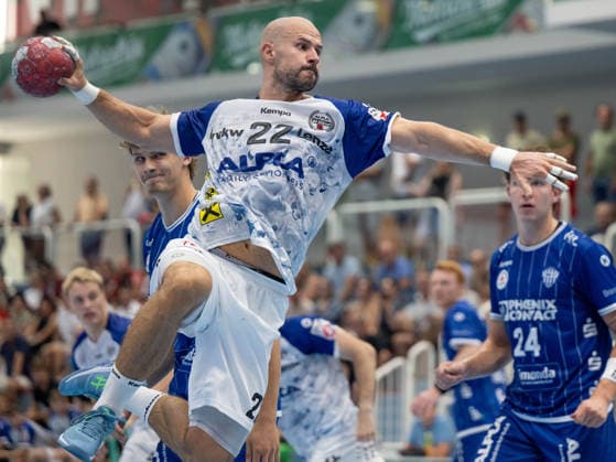 HANDBALL - ALPLA Sommercup HARD,AUSTRIA,08.AUG.26 - HANDBALL - ALPLA Sommercup, third place match, HC Hard vs TBV Lemgo Lippe. Image shows Moritz Sundermann (Lemgo), Dejan Babic (Hard) and Joel Willecke (Lemgo).  GEPAxpictures xOliverxLerch