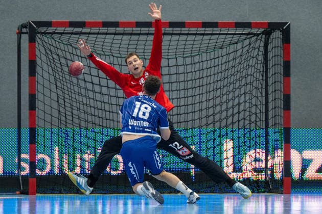 HANDBALL - ALPLA Sommercup HARD,AUSTRIA,08.AUG.26 - HANDBALL - ALPLA Sommercup, third place match, HC Hard vs TBV Lemgo Lippe. Image shows Lukas Gurskis (Hard) and Levin Wanner (Lemgo).  GEPAxpictures xOliverxLerch