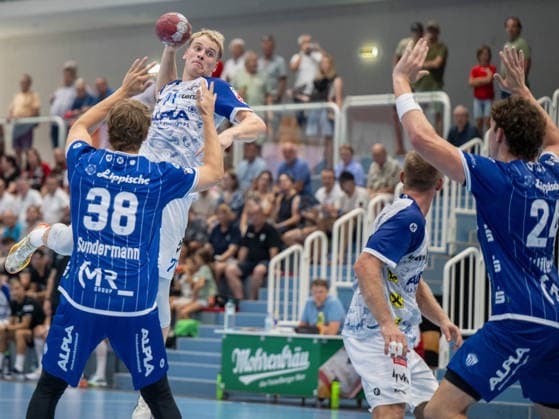 HANDBALL - ALPLA Sommercup HARD,AUSTRIA,08.AUG.26 - HANDBALL - ALPLA Sommercup, third place match, HC Hard vs TBV Lemgo Lippe. Image shows Moritz Sundermann (Lemgo), Mathias Sonne Domino, Jens Svane Peschardt (Hard) and Joel Willecke (Lemgo).  GEPAxpictures xOliverxLerch