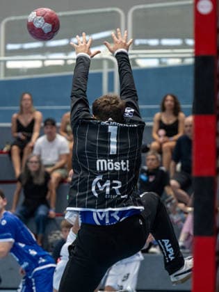 HANDBALL - ALPLA Sommercup HARD,AUSTRIA,08.AUG.26 - HANDBALL - ALPLA Sommercup, third place match, HC Hard vs TBV Lemgo Lippe. Image shows Constantin Moestl (Lemgo).  GEPAxpictures xOliverxLerch