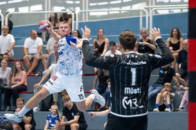 HANDBALL - ALPLA Sommercup HARD,AUSTRIA,08.AUG.26 - HANDBALL - ALPLA Sommercup, third place match, HC Hard vs TBV Lemgo Lippe. Image shows Jens Svane Peschardt (Hard) and Constantin Moestl (Lemgo).  GEPAxpictures xOliverxLerch