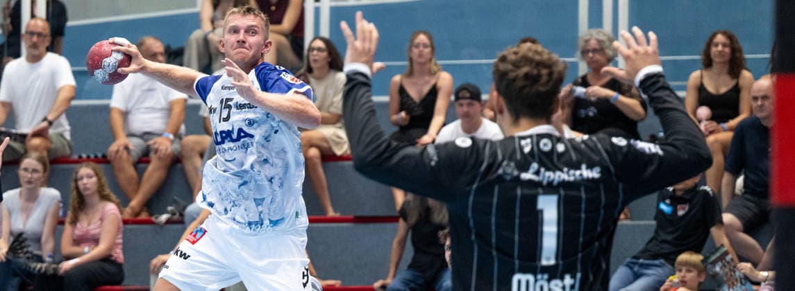 HANDBALL - ALPLA Sommercup HARD,AUSTRIA,08.AUG.26 - HANDBALL - ALPLA Sommercup, third place match, HC Hard vs TBV Lemgo Lippe. Image shows Jens Svane Peschardt (Hard) and Constantin Moestl (Lemgo).  GEPAxpictures xOliverxLerch