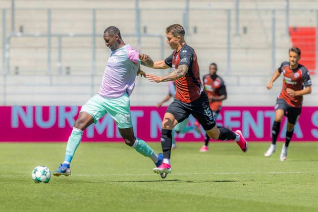 Ingolstadt, Deutschland 08. August 2026: 3. Liga - 2026 2027 - Sp. 1 - FC Ingolstadt 04 gegen FC Würzburger Kickers Im Bild: v. li. im Zweikampf Tarsis Bonga (FWK) und Jonas Scholz (FCI) DFB DFL regulations prohibit any use of photographs as image sequences and or quasi-video Audi Sportpark Bayern *** Ingolstadt, Germany, August 8, 2026, 3rd League 2026–2027, Matchday 1: FC Ingolstadt 04 vs. FC Würzburger Kickers. Pictured from left, in a tackle: Tarsis Bonga (FWK) and Jonas Scholz (FCI). DFB and DFL regulations prohibit any use of photographs as image sequences and or quasi-video. Audi Sportpark Bayern Copyright: xFotostandx xSchäferx