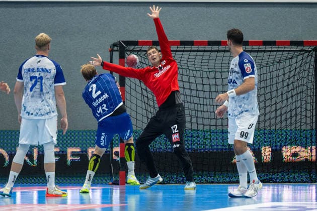 HANDBALL - ALPLA Sommercup HARD,AUSTRIA,08.AUG.26 - HANDBALL - ALPLA Sommercup, third place match, HC Hard vs TBV Lemgo Lippe. Image shows Mathias Sonne Domino (Hard), Lukas Hutecek (Lemgo), Lukas Gurskis and Matthias Hild (Hard).  GEPAxpictures xOliverxLerch