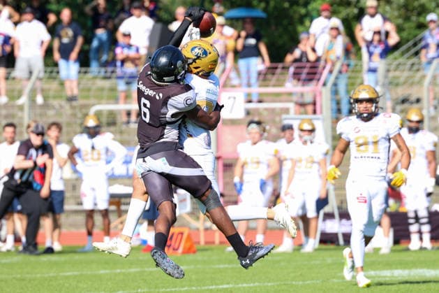 2026_08_08, Berlin Rebels vs Dresden Monarchs, GFL, Mommsenstadion, Berlin Darwin Forbah Ade (Berlin Rebels, 06) verhindert den erfolgreichen Pass *** August 8, 2026, Berlin Rebels vs. Dresden Monarchs, GFL, Mommsenstadion, Berlin: Darwin Forbah of the Berlin Rebels blocks the pass on the 6-yard line.