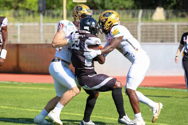 2026_08_08, Berlin Rebels vs Dresden Monarchs, GFL, Mommsenstadion, Berlin Naz Bombata (Berlin Rebels, 22) kann den Ball behaupten *** August 8, 2026, Berlin Rebels vs. Dresden Monarchs, GFL, Mommsenstadion, Berlin: Naz Bombata of the Berlin Rebels, No. 22, manages to hold onto the ball