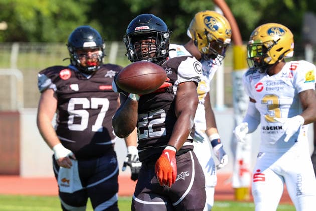 2026_08_08, Berlin Rebels vs Dresden Monarchs, GFL, Mommsenstadion, Berlin Naz Bombata (Berlin Rebels, 22) zigt den Ball *** August 8, 2026, Berlin Rebels vs. Dresden Monarchs, GFL, Mommsenstadion, Berlin: Naz Bombata of the Berlin Rebels carries the ball