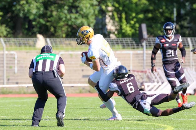 2026_08_08, Berlin Rebels vs Dresden Monarchs, GFL, Mommsenstadion, Berlin Anthony Tittel (Dresden Monarchs, 15) läuft mit dem Ball , Darwin Forbah Ade (Berlin Rebels, 06) versucht ihn zu halten *** August 8, 2026, Berlin Rebels vs. Dresden Monarchs, GFL, Mommsenstadion, Berlin Anthony Tittel of the Dresden Monarchs, No. 15, is running with the ball; Darwin Forbah of the Berlin Rebels, No. 06, is trying to stop him