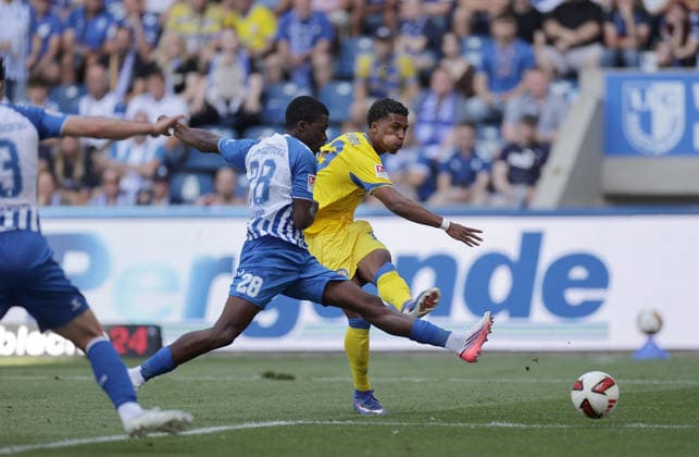 Pierre Nadjombe (1.FC Magdeburg), Junior Ze (Eintracht Braunschweig) Fussball, Herren, Saison 2026 2027 2.BL, Avnet Arena, 1.Spieltag, 1.FC Magdeburg gegen Eintracht Braunschweig, 1-6 DFL REGULATIONS PROHIBIT ANY USE OF PHOTOGRAPHS AS IMAGE SEQUENCES AND OR QUASI-VIDEO. *** Pierre Nadjombe, 1. FC Magdeburg; Junior Ze, Eintracht Braunschweig Soccer, Men s, 2026–2027 Season, 2. Bundesliga, Avnet Arena, Matchday 1, 1 FC Magdeburg vs. Eintracht Braunschweig, 1–6. DFL regulations prohibit any use of photographs as image sequences and or quasi-video.