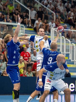 HANDBALL - ALPLA Sommercup HARD,AUSTRIA,08.AUG.26 - HANDBALL - ALPLA Sommercup, third place match, HC Hard vs TBV Lemgo Lippe. Image shows Lukas Hutecek (Lemgo), Ante Tokic (Hard), Christian O Sullivan (Lemgo) and Dejan Babic (Hard).  GEPAxpictures xOliverxLerch