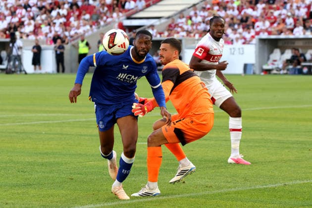 08.08.26 VfB Stuttgart - FC Everton Deutschland, Stuttgart, 08.08.2026, Fussball, Bundesliga, Saison 2026 2027, Testspiel, VfB Stuttgart - FC Everton: Fabian Bredlow, VfB, rechts gegen Beto, links, Everton. Ebenfalls im Bild Dan-Axel Zagadou, VfB. *** August 8, 2026, VfB Stuttgart vs. Everton, Germany, Stuttgart, August 8, 2026, Soccer, Bundesliga, 2026–2027 season, Friendly match, VfB Stuttgart vs. Everton FC Fabian Bredlow, VfB, on the right, against Beto, on the left, Everton Also pictured: Dan Axel Zagadou, VfB
