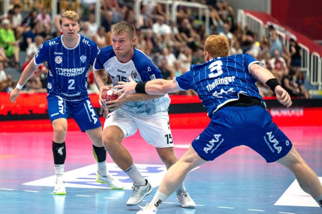 HANDBALL - ALPLA Sommercup HARD,AUSTRIA,08.AUG.26 - HANDBALL - ALPLA Sommercup, third place match, HC Hard vs TBV Lemgo Lippe. Image shows Lukas Hutecek (Lemgo), Jens Svane Peschardt (Hard) and Nicolai Theilinger (Lemgo).  GEPAxpictures xOliverxLerch