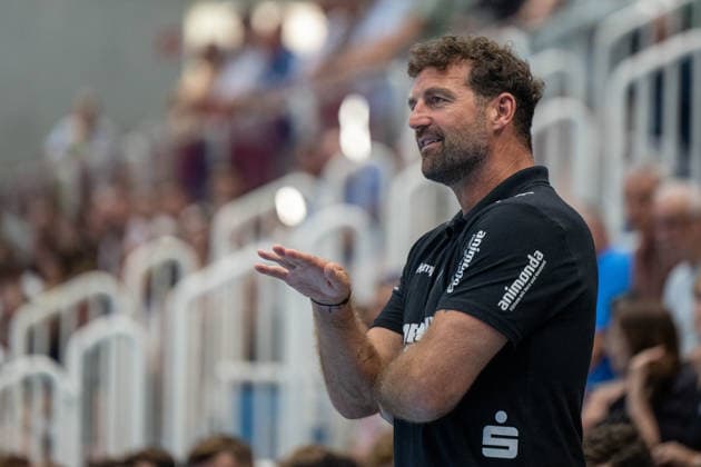 HANDBALL - ALPLA Sommercup HARD,AUSTRIA,08.AUG.26 - HANDBALL - ALPLA Sommercup, third place match, HC Hard vs TBV Lemgo Lippe. Image shows head coach Florian Kehrmann (Lemgo).  GEPAxpictures xOliverxLerch