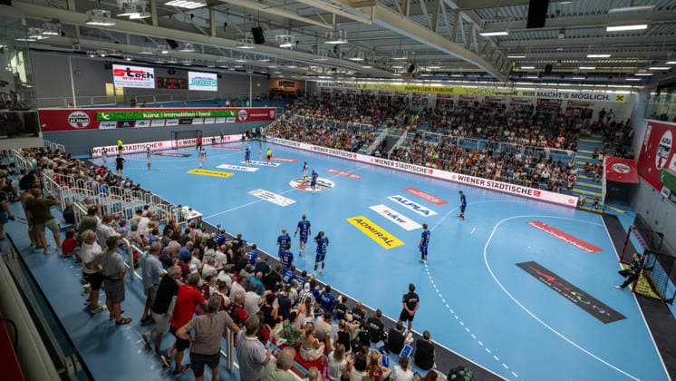 HANDBALL - ALPLA Sommercup HARD,AUSTRIA,08.AUG.26 - HANDBALL - ALPLA Sommercup, third place match, HC Hard vs TBV Lemgo Lippe. Image shows an overview of the arena with the fans and teams.  GEPAxpictures xOliverxLerch