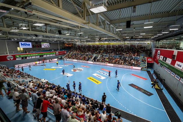HANDBALL - ALPLA Sommercup HARD,AUSTRIA,08.AUG.26 - HANDBALL - ALPLA Sommercup, third place match, HC Hard vs TBV Lemgo Lippe. Image shows an overview of the arena with the fans and teams.  GEPAxpictures xOliverxLerch
